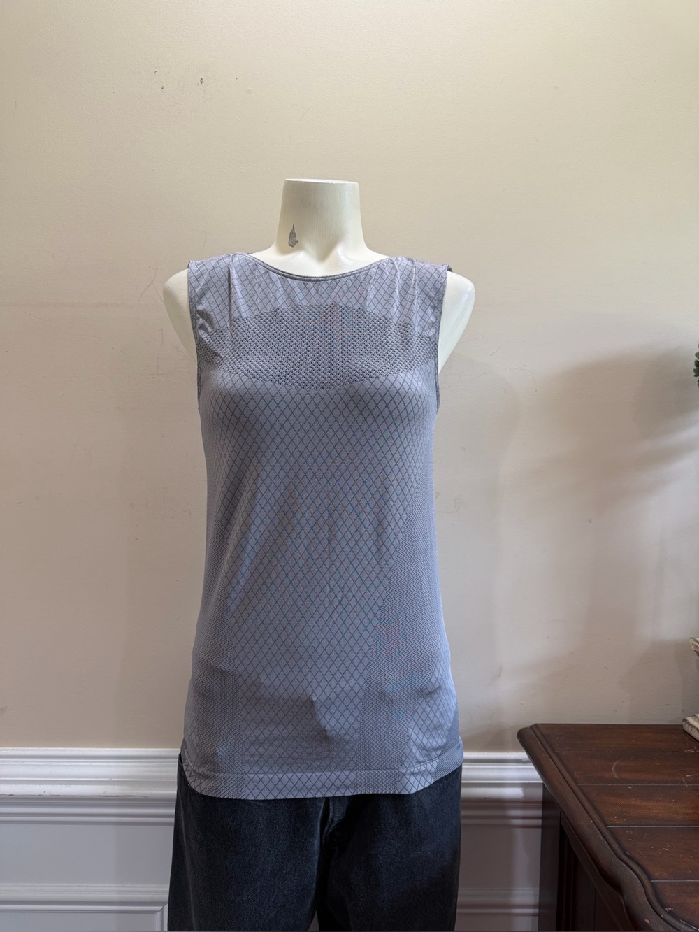 Wolford Sports Sleeveless Diamond-Texture Tank Top in Light Gray